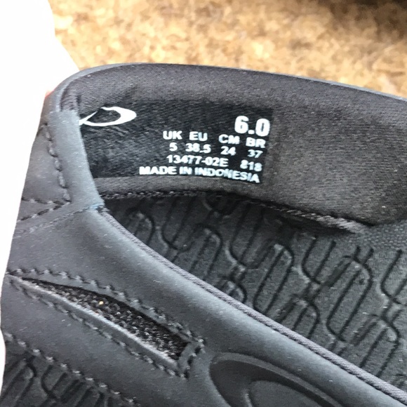 Oakley Black Flip Flop Sandals Youth 6, EU 38.5, 24cm New! - Picture 6 of 7
